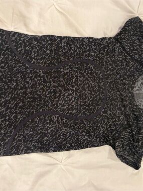 lululemon athletica black and gray patterned women’s top